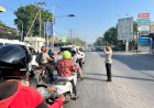 Tunjukkan-Keteladanan;-Kapolres-TTU-Turun-Langsung-Cek-Personel-Strong-Point-Pagi-dan-Atur-Arus-Lalu-Lintas