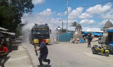 Gunakan-Water-Canon,-Polres-TTU-Lakukan-Penyemprotan-Disinfektan-Keliling-Kota-Kefamenanu