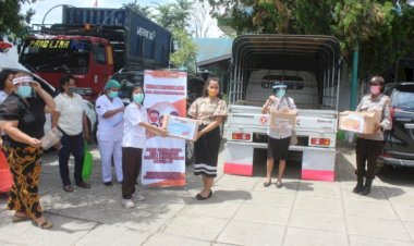 Polres-TTU-Dan-Bhayangkari-Bagi-Masker-Dan-Sembako