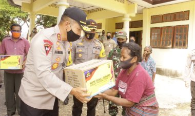 Kapolda-NTT-IRJEN-POL.-Drs.-H-HAMIDIN-beri-sembako-di-kecamatan-Insut