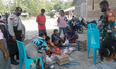 Bripka-Gregorius-Bani,-melaksanakan-pengawasan-dan-pengamanan-penyaluran-bantuan-sosial