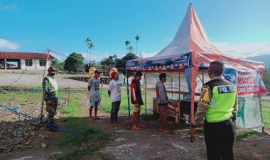 Bripka-Stefanus,-melakukan-pengawasan-terhadap-masyarakat-yang-pergi-maupun-keluar