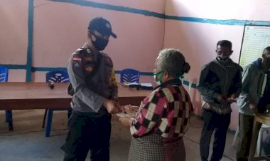 Pengamanan-Dana-PKH-diberi-pengamanan-ketat-oleh-2-Bhabinkamtibmas