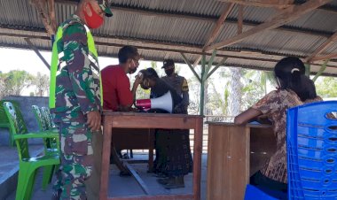 pengamanan-serta-pengawasan-penyaluran-dana-desa,-dilakukan-oleh-Brigpol-Ignasius-Lalian-bersama-Bahbinsa-Desa-Motadik