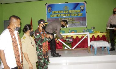 Launching-Kampung-Tangguh,-Kapolres-TTU-menandai-Peresmian-ini-dengan-memukul-gong