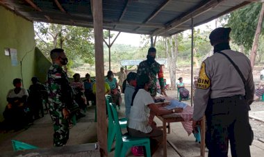 Brigpol-Jumardi-mengawasi-pemberian-bantuan-sosial