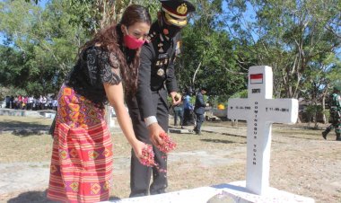 Kapolres-TTU-AKBP-Nelson-Ikut-Tabur-Bunga-di-TMP-Cendana-Loka