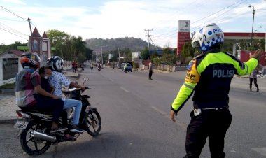 Polres-TTU-memberikan-pelayanan-serta-pengamanan-di-seluruh-gereja.