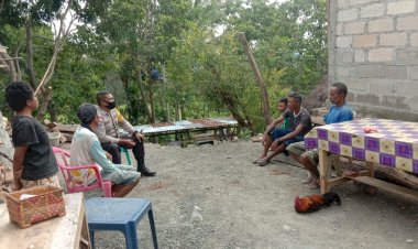 Bhabinkamtibmas-Desa-Noeltoko-mengajak-warga-Jaga-keamanan-dan-ketertiban--wilayahnya.