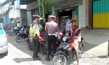 Bersama-Lawan-Corona,-Satlantas-Polres-TTU-Rajin-Patroli-dan-membagikan-Masker-Kepada-Masyarakat