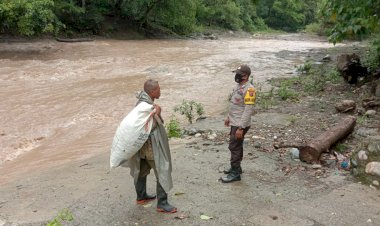 Bhabinkamtibmas-Desa-Noeltoko-Ingatkan-Warga-antisipasi-Bencana-Banjir