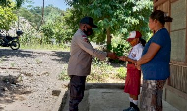 Bhabinkamtibmas-Desa-Humusu-Oekolo-Berikan-Bantuan-Buku-dan-Alat-Tulis-bagi-Siswa-Kurang-Mampu