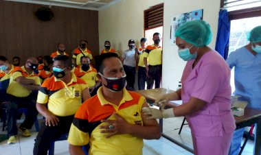 Anggota-Polres-TTU-Terima-Vaksin-Tahap-I,-Kapolres-TTU-:-Kita-Prioritaskan-Seluruh-Anggota-Bhabinkamtibmas
