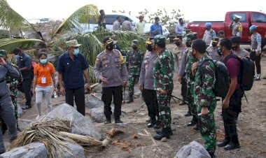 Tinjau-NTT,-Panglima-bersama-Kapolri-Fokuskan-Evakuasi-Korban-dan-Kirim-Bantuan