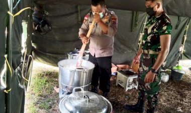 Kunjungi-Posko-Korban-Banjir,-Bhabinkamtibmas-Siapkan-Makanan-Untuk-Para-Korban
