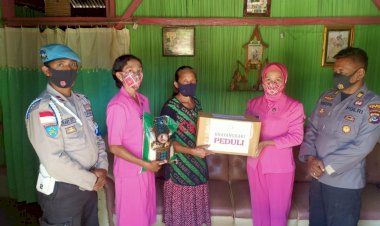 Wujudkan-Misi-Kemanusiaan,-Bhayangkari-Polres-TTU-Bantu-Korban-Bencana-di-Biboki-Selatan