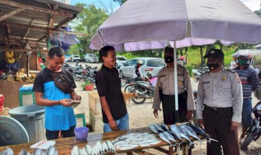 Sambangi-Pedagang-Pasar,-Samapta-Polres-TTU-Tegaskan-Ketaatan-Prokes-Covid-19