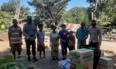 Polsek-Miotim-Bantu-Korban-Bencana-Kebakaran-Rumah-di-Perbatasan-RI-RDTL