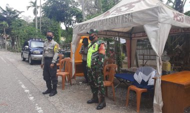 Bhabinkamtibmas-Desa-Banfanu-dan-Noemuti-Aktif-Pantau-Posko-Covid-19-di-Oeprigi