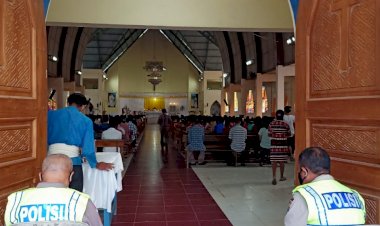 Tim-Humas-Polres-TTU-Pantau-Keamanan-Misa-di-Gereja-St.-Theresia