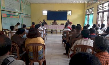 Dampingi-Camat-Kota-Kefa,-Bhabinkamtibmas-Tubuhue-Beri-Himbauan-Patuh-Prokes