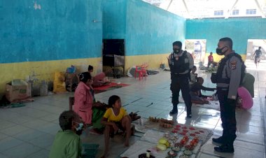 Patroli-Pagi,-Raimas-Polres-TTU-Sambangi-Pedagang-Pasar-dengan-Humanis