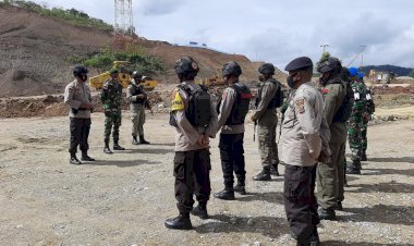 Ipda-Frans-Bay-Meo-Bersama-TNI-dan-Brimob-Patroli-Kamtibmas-di-Napan
