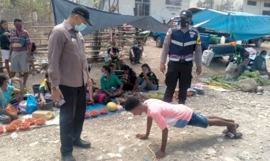 Cegah-Klaster-Desa,-Polsek-Bian-Gandeng-Camat-Perketat-PPKM-Darurat-di-Pasar-Ponu