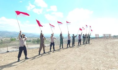 Jelang-HUT-ke-76-RI,-Karoops-Polda-NTT-Kibarkan-Bendera-Merah-Putih-di-Batas-Negara