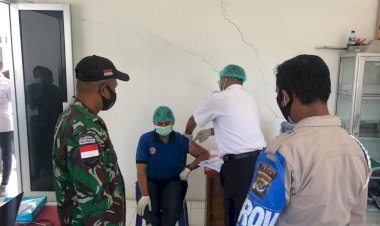 Polsek-Bisel-Pantau-Proses-Vaksin-Nakes-Puskesmas-Oenopu,-1-Orang-Tidak-Lolos-Screening,-4-Orang-Gagal-Divaksin