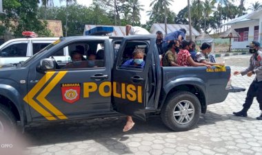 Dukung-Proses-Vaksin,-Polsek-Miotim-Jemput-Warga-Dengan-Mobil-Patroli