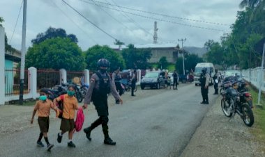 Hindari-Kemacetan-dan-Kecelakaan,-Raimas-Polres-TTU-Menyebrangkan-Anak-anak-Sekolah