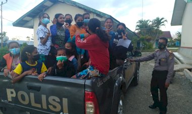 Kapolsek-Miobar-Beri-Edukasi-dan-Jemput-Pelajar-SMAN-Mutis-di-Rumah-Untuk-Ikut-Vaksin
