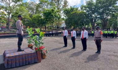 Kapolres-TTU-Beri-Penghargaan-Kepada-5-Anggota-Berprestasi