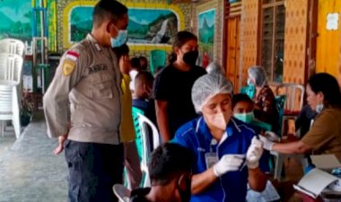 Bhabinkamtibmas-Aplasi-dan-Tubuhue-Kawal-Proses-Vaksin-di-SMP-Putri