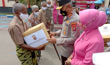 Bentuk-Kedekatan-Dengan-Masyarakat,-Kapolda-NTT-Bantu-Warga-Terdampak-Pandemi
