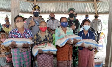 Polres-TTU-Bantu-100-KK-Terdampak-Pandemi-Covid-19