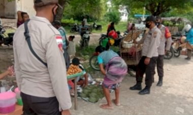 Kapolsek-Bian-dan-Anggota-Turun-Operasi-di-Pasar-Ponu