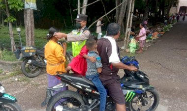 Anggota-Polsek-Insana-Amankan-Misa-Sambil-Bagi-Masker-dan-Atur-Lalin