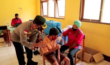 Kapolres-TTU-Pantau-Vaksin-di-SMP-Oemasi,-Kepsek-:-Terima-Kasih