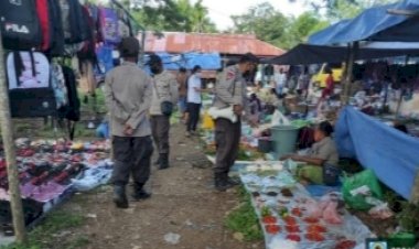 Polsek-Biut-Turun-ke-Pasar-Lurasik-Beri-Edukasi-Prokes
