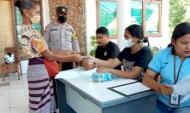 Dampingi-Petugas-Pos-Indonesia,-Ini-yang-Dilakukan-Bhabinkamtibmas-Nunmafo