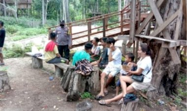 Bhabinkamtibmas-Bijeli-dan-Banfanu-Perketat-Prokes-di-Obyek-Wisata