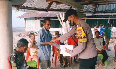 Bhabinkamtibmas-Subun-Tualele-Gandeng-Para-RT-Data-Warga-yang-Belum-Vaksin