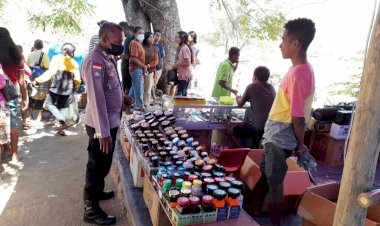 Anggota-Polsubsektor-Mena-Periksa-Barang-Kadaluarsa-di-Pasar-Kaubele