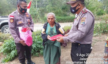 Songsong-HUT-ke-77-RI,-Kapolsek-Miobar-Bagi-Bendera-Merah-Putih-di-Wilayah-Perbatasan