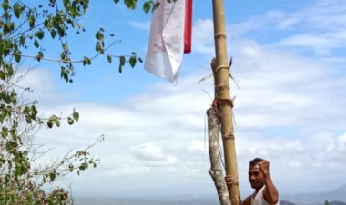 Sambut-HUT-ke-77-RI,-Polsek-Insana-Kibarkan-Bendera-Merah-Putih-di-Puncak-Gunung