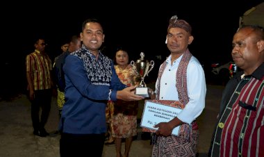 Serahkan-Piala-Untuk-Desa-yang-Juara,-Kapolres-TTU-:-Semangat-Berbenah-Ya