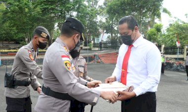 Berhasil-Amankan-Pelaku-Judi-Online,-Kapolres-TTU-Beri-Penghargaan-Bagi-Tiga-Anggota-Buser