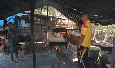 Kapolsek-Miotim-Pimpin-Anggota-Sambangi-Petani-Garam